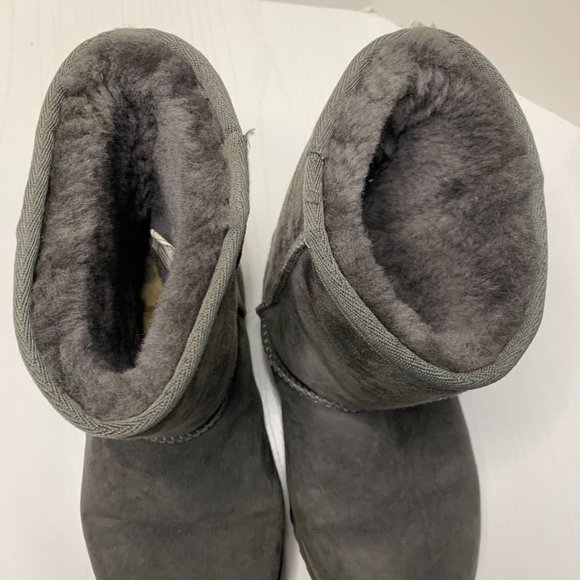 UGG CLASSIC SHORT BOOTS - Picture 2 of 4